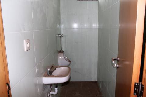 Loja comercial com 190 m2, em Canedo.
Imóvel de Banco!