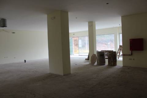 Loja comercial com 190 m2, em Canedo.
Imóvel de Banco!