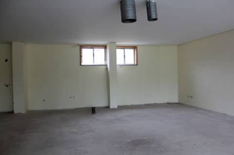 Loja comercial com 190 m2, em Canedo.
Imóvel de Banco!