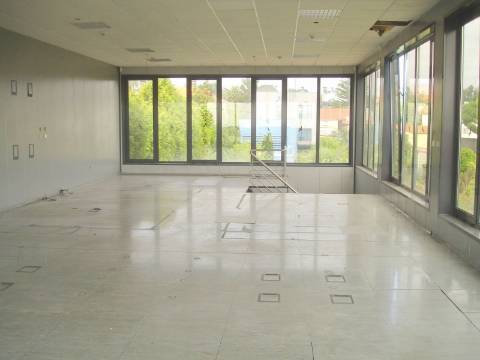 Edifício de Escritórios / Atividade industrial / Armazém em Cortegaça