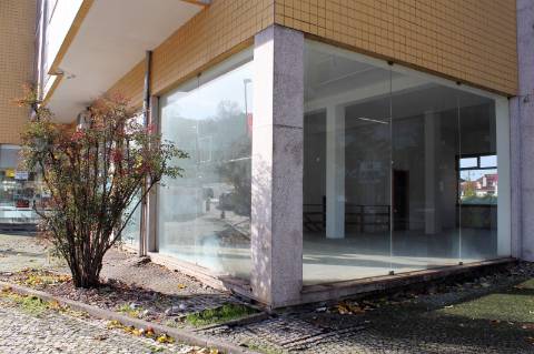 Loja com 241m2 no centro de Santa Maria da Feira - IMÓVEL ARRENDADO