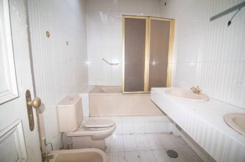 Quinta com 2 casas e 5 lotes de terreno em São João da Madeira