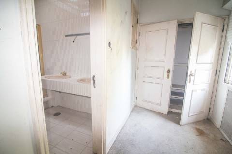 Quinta com 2 casas e 5 lotes de terreno em São João da Madeira