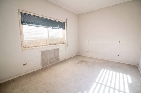 Quinta com 2 casas e 5 lotes de terreno em São João da Madeira