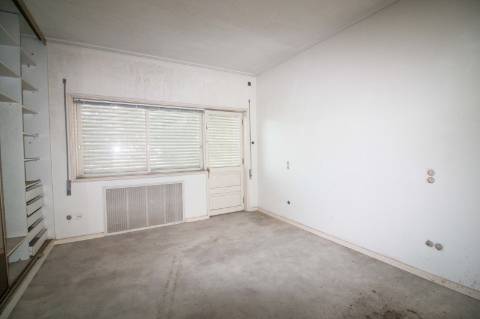 Quinta com 2 casas e 5 lotes de terreno em São João da Madeira