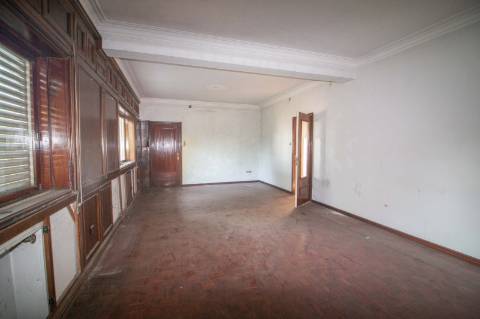 Quinta com 2 casas e 5 lotes de terreno em São João da Madeira