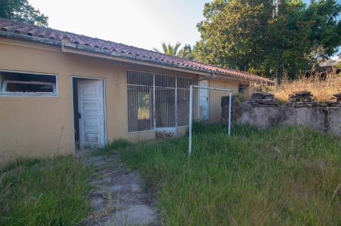 Quinta com 2 casas e 5 lotes de terreno em São João da Madeira