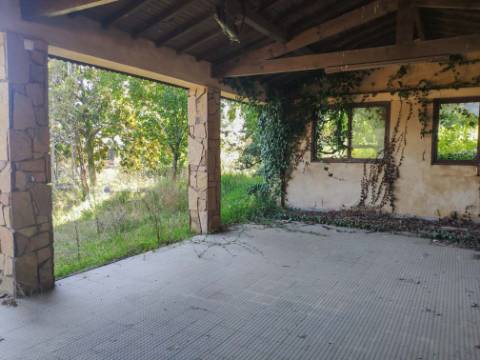 Quinta com 2 casas e 5 lotes de terreno em São João da Madeira