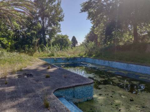 Quinta com 2 casas e 5 lotes de terreno em São João da Madeira