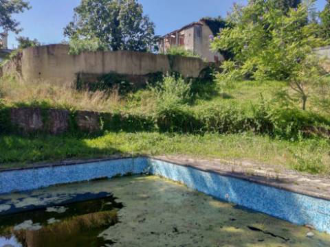 Quinta com 2 casas e 5 lotes de terreno em São João da Madeira