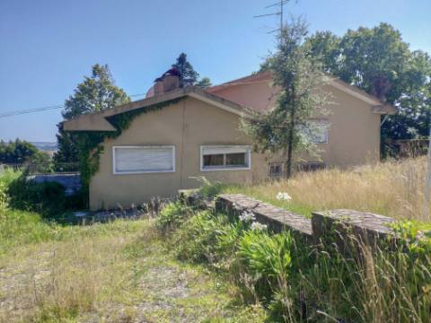 Quinta com 2 casas e 5 lotes de terreno em São João da Madeira