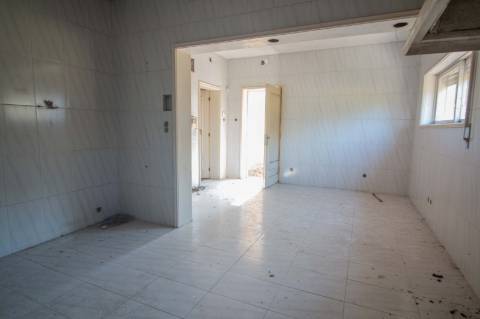 Quinta com 2 casas e 5 lotes de terreno em São João da Madeira