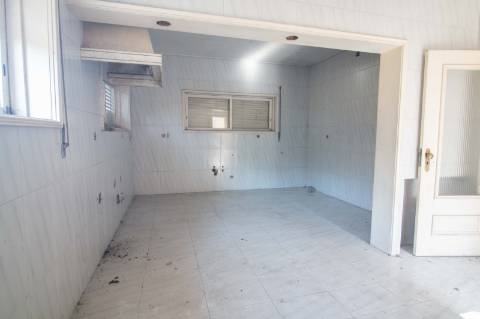 Quinta com 2 casas e 5 lotes de terreno em São João da Madeira