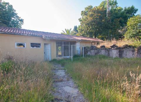 Quinta com 2 casas e 5 lotes de terreno em São João da Madeira