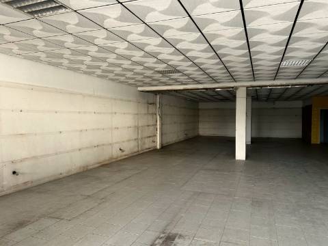 Loja em São João da Madeira - Arrendamento