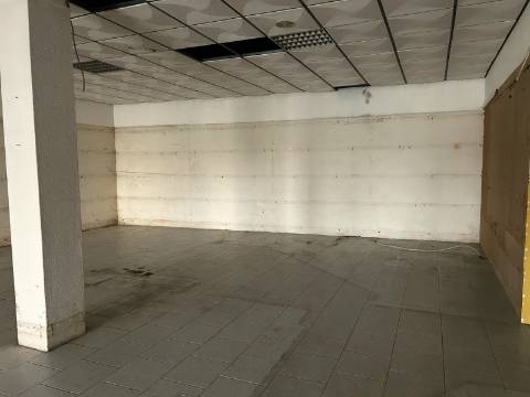 Loja em São João da Madeira - Arrendamento