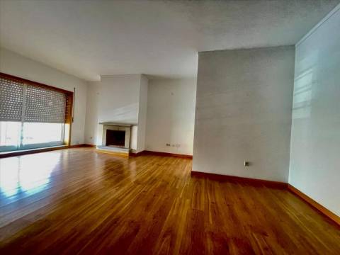 Apartamento T2 em Canelas