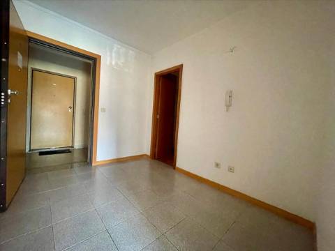 Apartamento T2 em Canelas