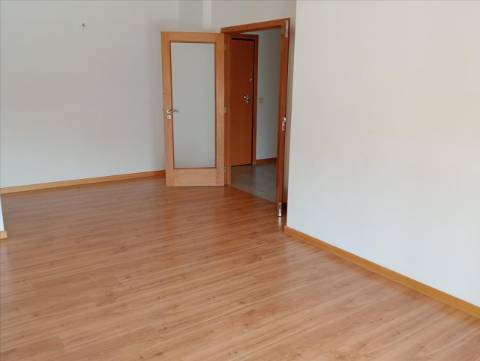 Apartamento T2 em Canelas