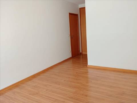 Apartamento T2 em Canelas