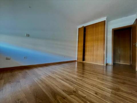 Apartamento T2 em Canelas