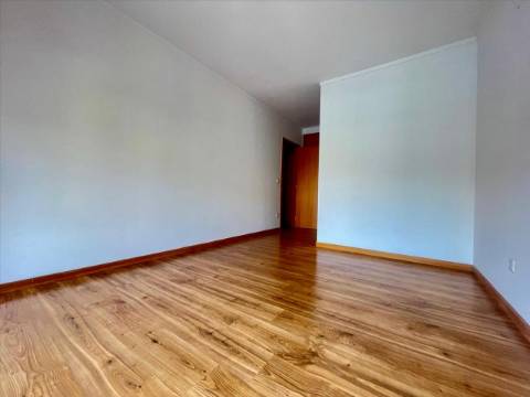 Apartamento T2 em Canelas