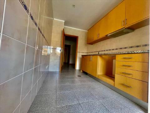 Apartamento T2 em Canelas
