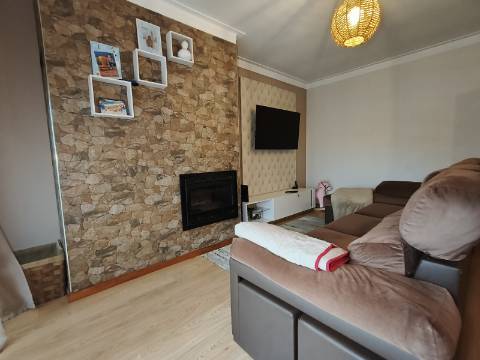 Apartamento T3 com varanda em Grijó