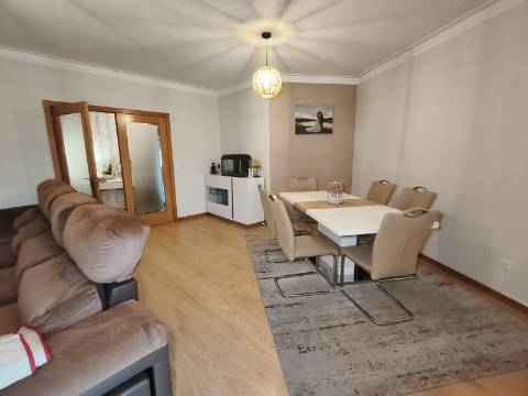 Apartamento T3 com varanda em Grijó