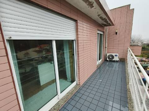 Apartamento T3 com varanda em Grijó