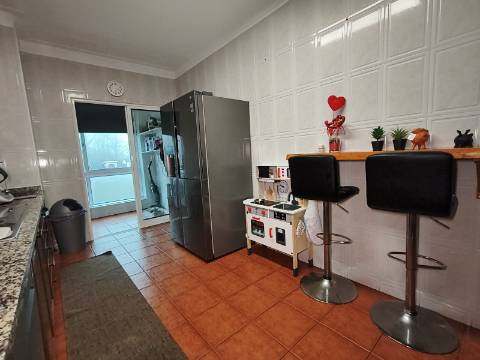 Apartamento T3 com varanda em Grijó
