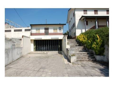 Moradia com Terreno Rústico na Maia