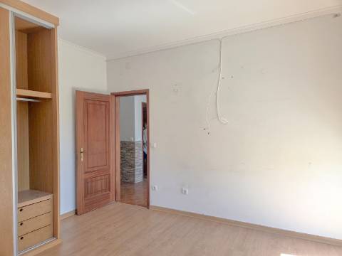 Moradia geminada T4 Em Felgueiras