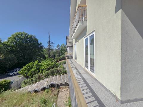 Moradia geminada T4 Em Felgueiras