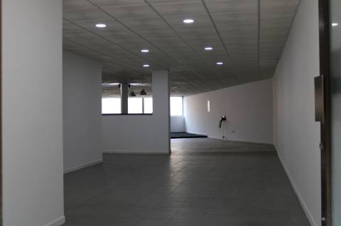 Ampla Loja Comercial no Centro de Sacavém