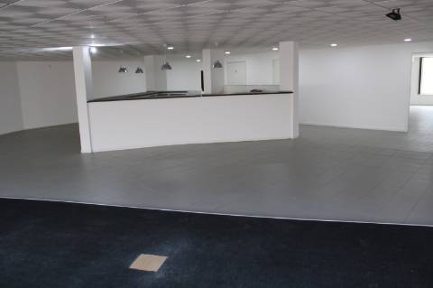 Ampla Loja Comercial no Centro de Sacavém