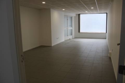 Ampla Loja Comercial no Centro de Sacavém