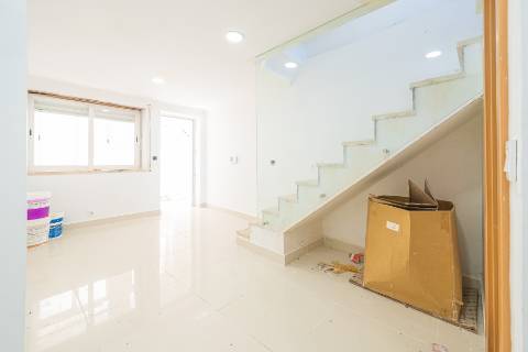 || OPORTUNIDADE INVESTIMENTO | Moradia Bi-Familiar T3 + T2 | TOTALMENTE REMODELADA ||