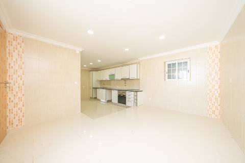 || OPORTUNIDADE INVESTIMENTO | Moradia Bi-Familiar T3 + T2 | TOTALMENTE REMODELADA ||