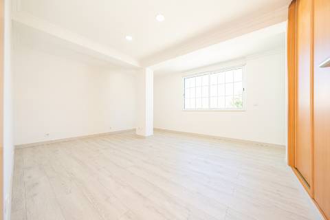 || OPORTUNIDADE INVESTIMENTO | Moradia Bi-Familiar T3 + T2 | TOTALMENTE REMODELADA ||