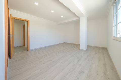 || OPORTUNIDADE INVESTIMENTO | Moradia Bi-Familiar T3 + T2 | TOTALMENTE REMODELADA ||