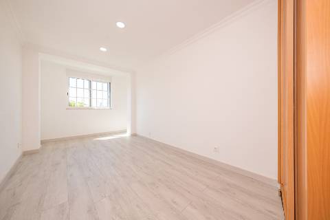 || OPORTUNIDADE INVESTIMENTO | Moradia Bi-Familiar T3 + T2 | TOTALMENTE REMODELADA ||