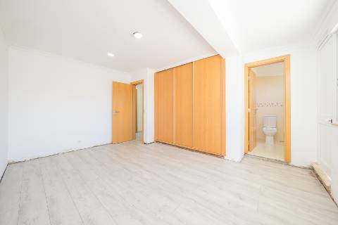 || OPORTUNIDADE INVESTIMENTO | Moradia Bi-Familiar T3 + T2 | TOTALMENTE REMODELADA ||