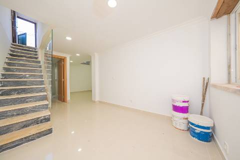 || OPORTUNIDADE INVESTIMENTO | Moradia Bi-Familiar T3 + T2 | TOTALMENTE REMODELADA ||