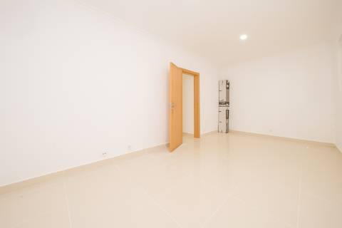 || OPORTUNIDADE INVESTIMENTO | Moradia Bi-Familiar T3 + T2 | TOTALMENTE REMODELADA ||