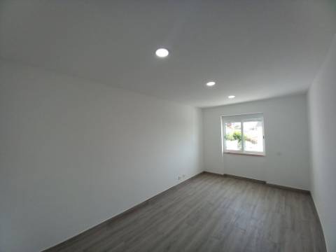 || TOTALMENTE REMODELADO | Apartamento T2 | LOGRADOURO | PERTO DA PRAIA | ERICEIRA ||