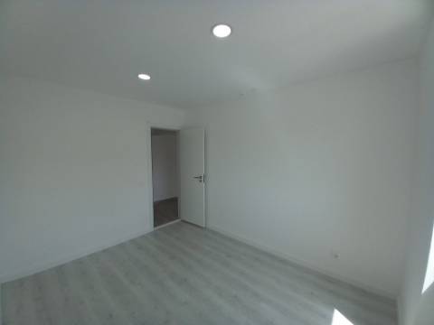 || TOTALMENTE REMODELADO | Apartamento T2 | LOGRADOURO | PERTO DA PRAIA | ERICEIRA ||