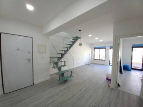 T3 DUPLEX TOTALMENTE REMODELADO | 300M DA PRAIA | COSTA DA CAPARICA