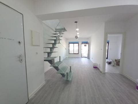 T3 DUPLEX TOTALMENTE REMODELADO | 300M DA PRAIA | COSTA DA CAPARICA