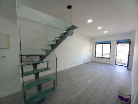 T3 DUPLEX TOTALMENTE REMODELADO | 300M DA PRAIA | COSTA DA CAPARICA